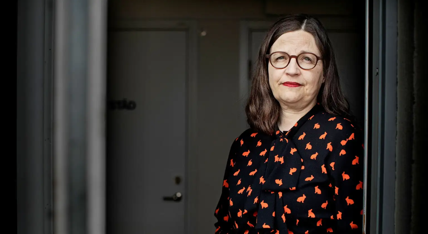 Kvinna med glasögon.