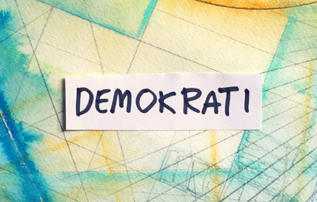 Ordet Demokrati skrivet på ett papper.