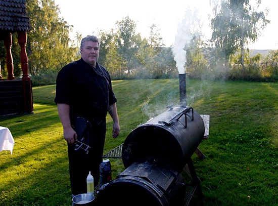 Jonas Skinnar, kökschef grillar utomhus