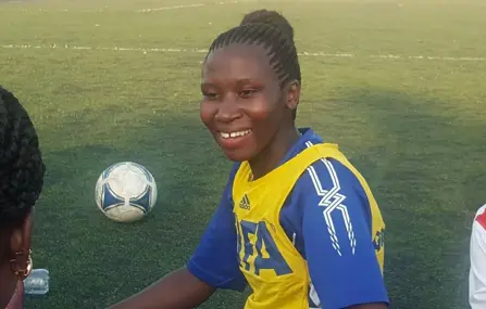 Ung fotbollstjej från Tanzania.