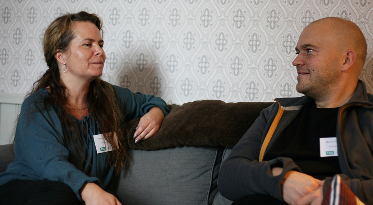 Lärarna Marina Johansson och Martin Wikström sittande i en soffa.