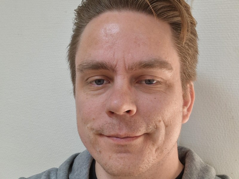 Närbild på en man.