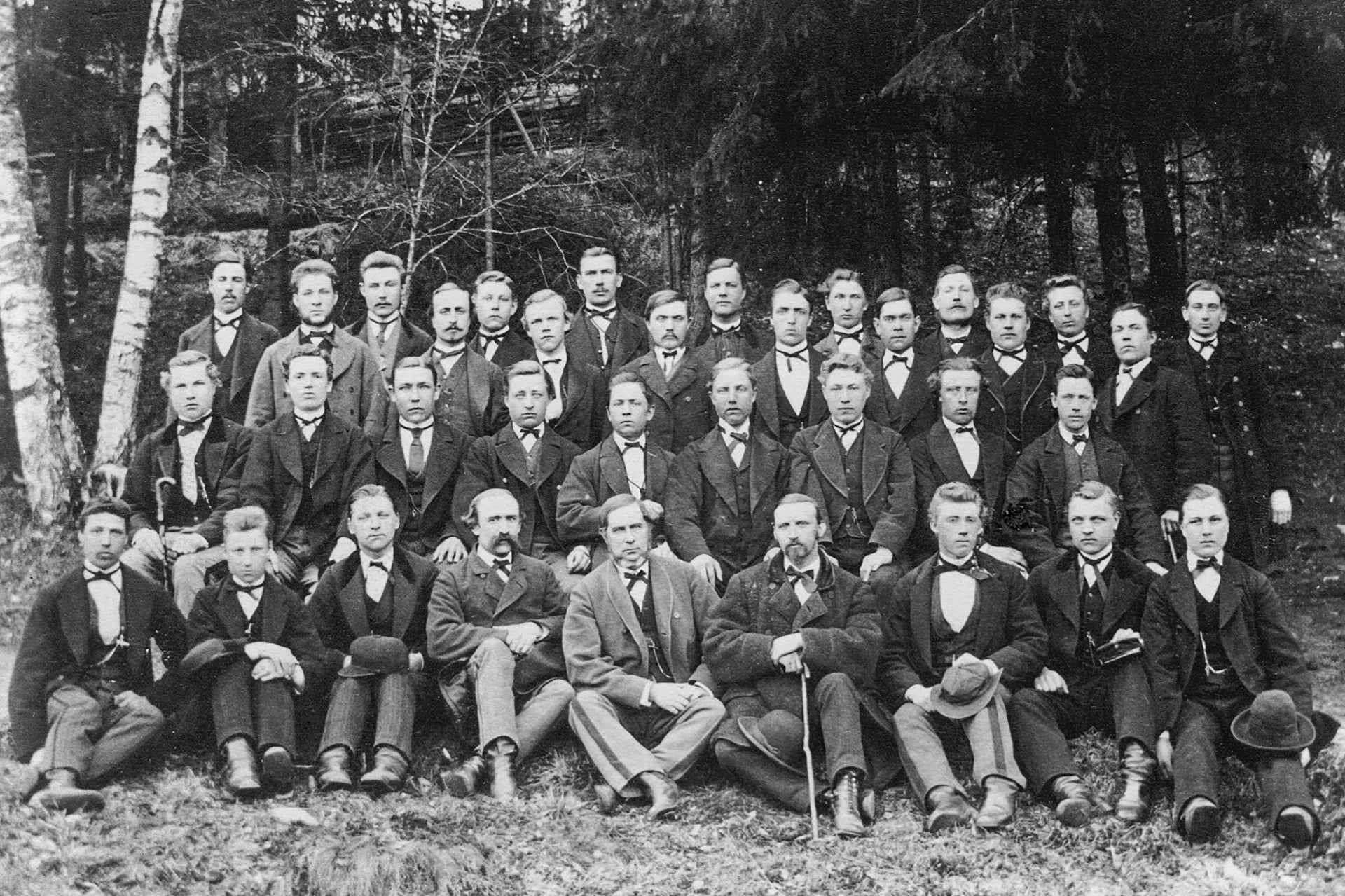 F&ouml;rsta &aring;rskursen 1872. I mitten sitter grundaren Per Axel Levin. Runt honom st&aring;r ett trettiotal bonds&ouml;ner.