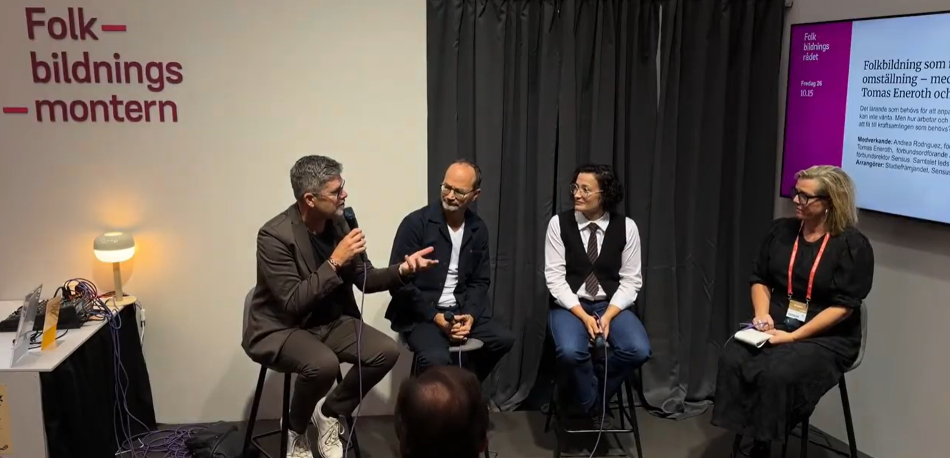 Fyra personer samtalar på en liten scen.