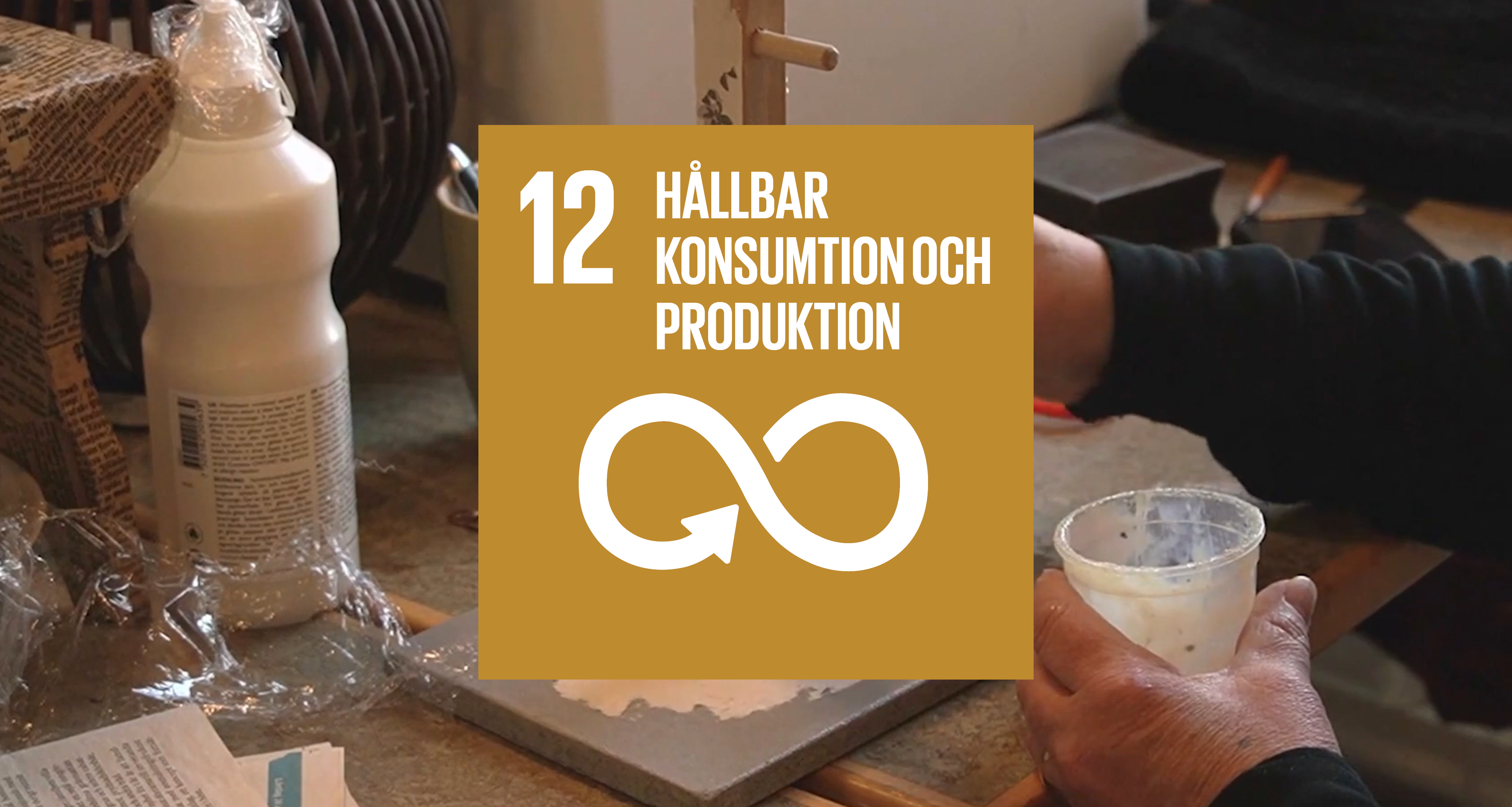 En hand som målar en träpinne, en flaska lim. Grafisk bild i mitten med texten: 12 - Hållbar konsumtion och produktion