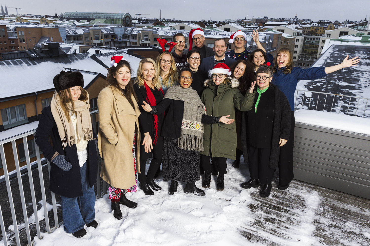 Gruppbild på 15 personer utomhus i snö.