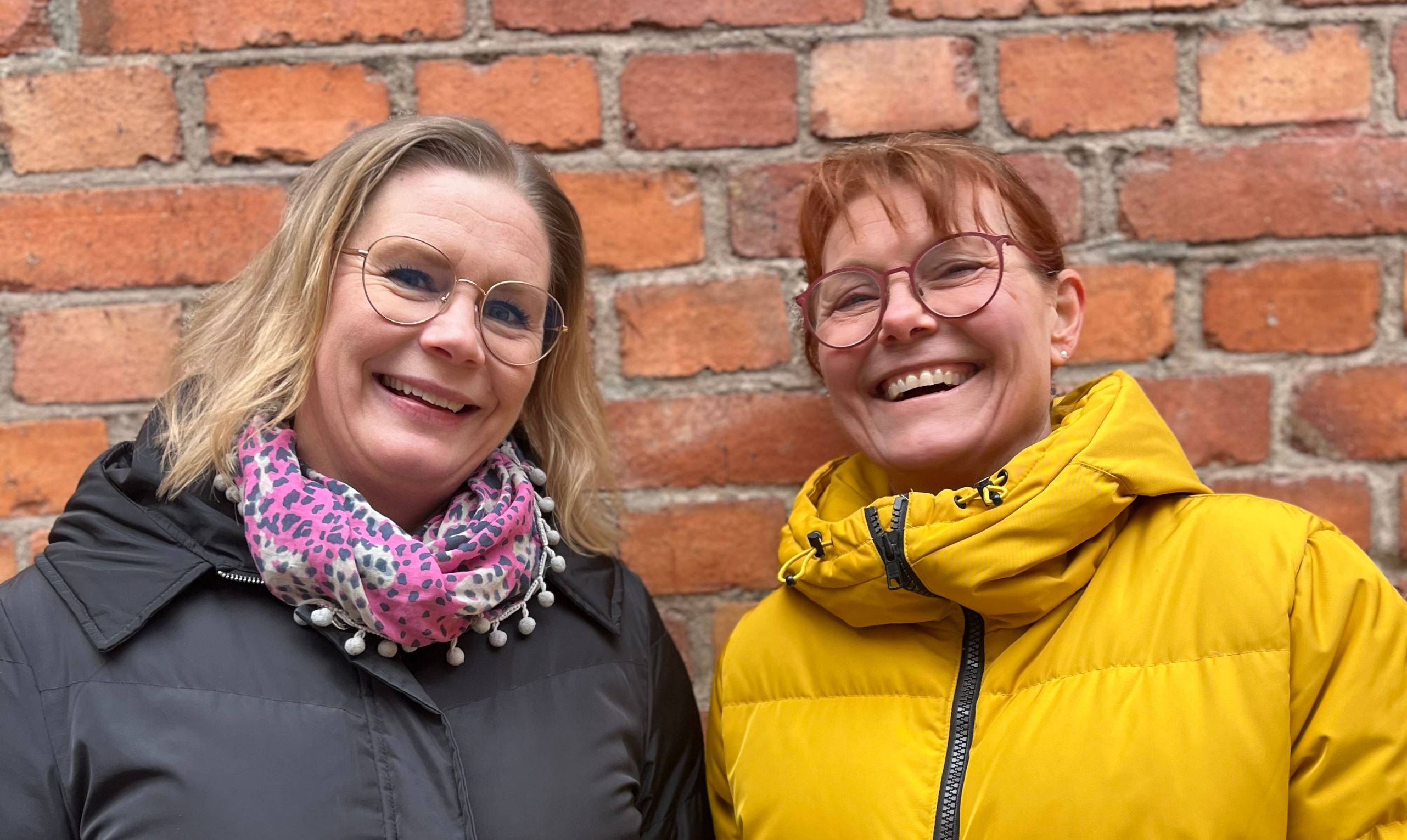 Två personer tittar in i kameran.