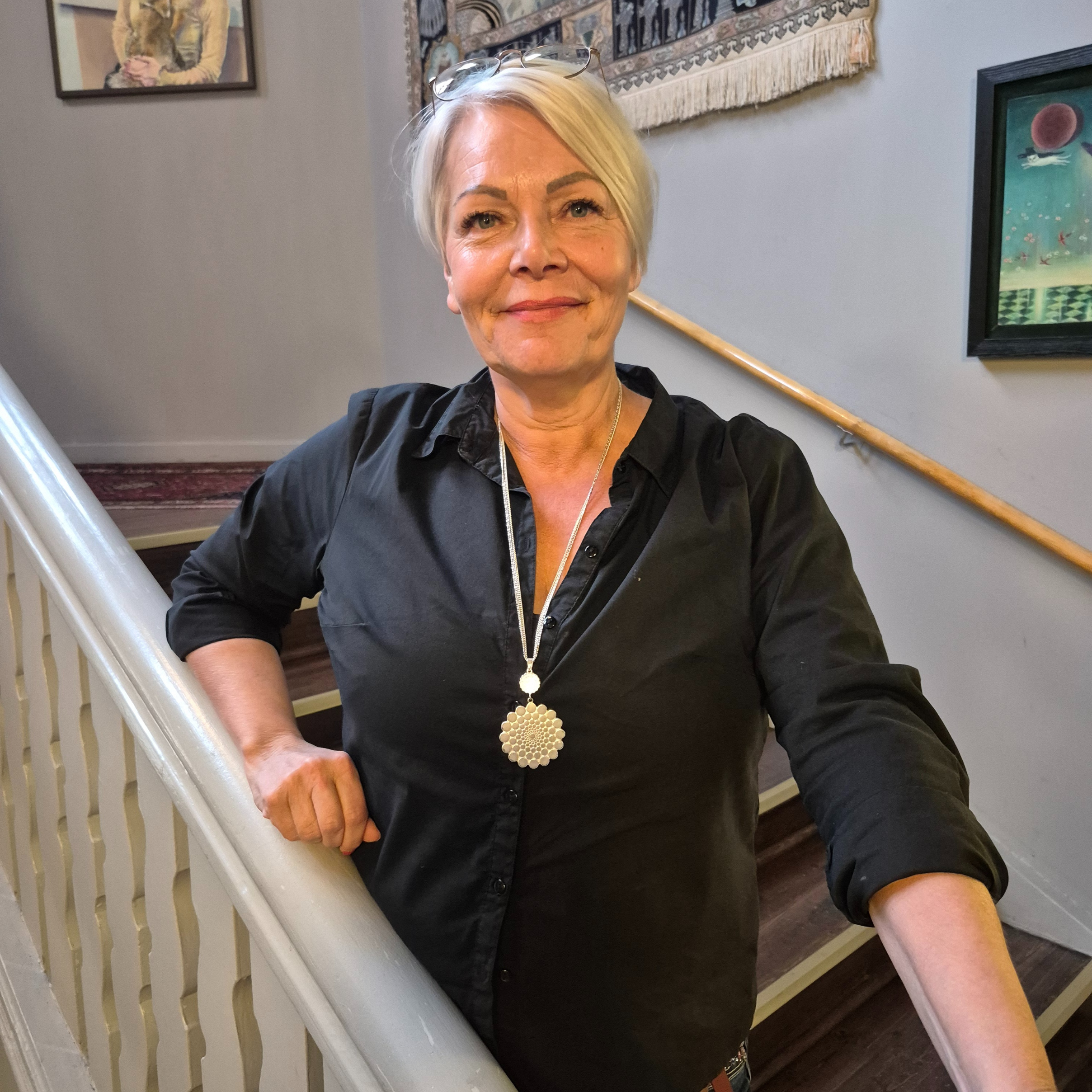 En person står i en trappa.