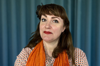 Kvinna ler mot kameran.